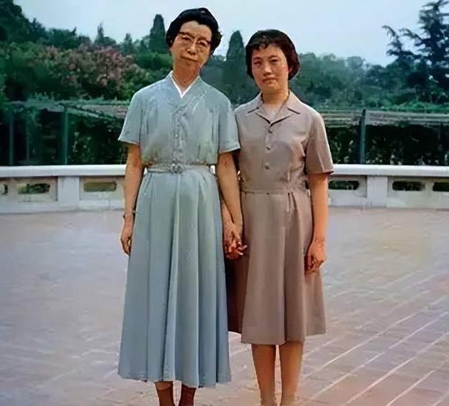 1956年，江青赴苏联治病，向接诊的医生坦言：我和毛泽东同志是政治夫妻