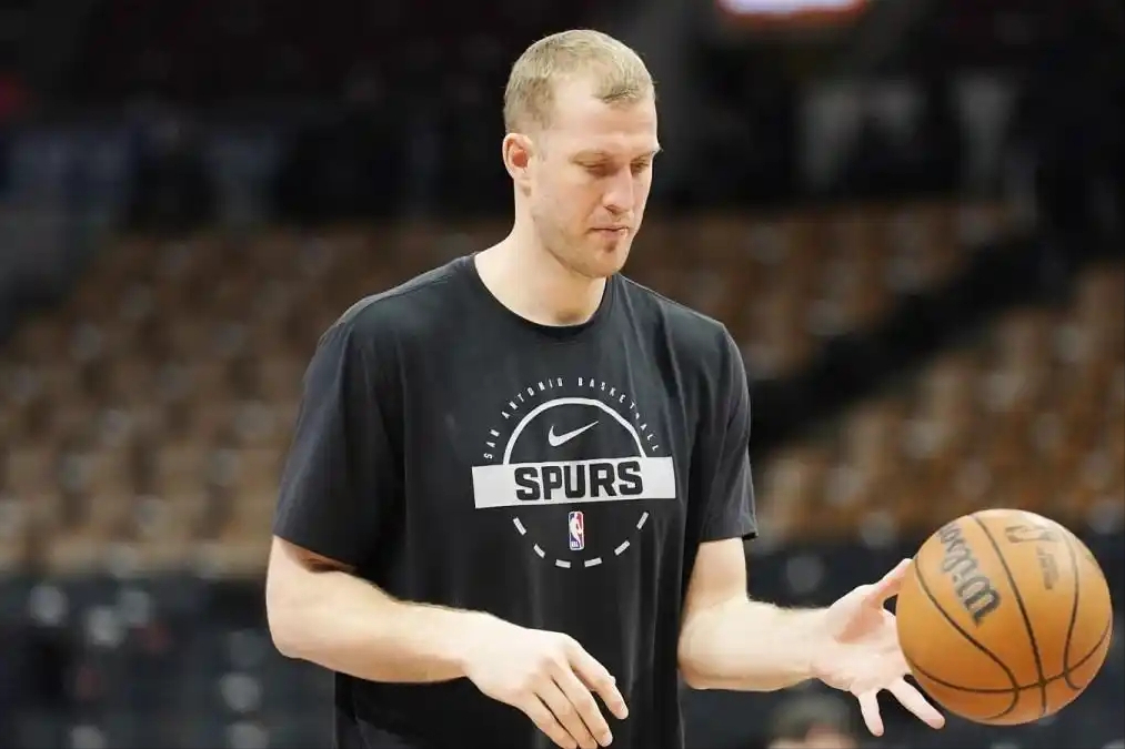 kaiyun-一夜官宣3签1裁：马刺签约21篮板9助攻妖塔，25+10控卫签约步行者