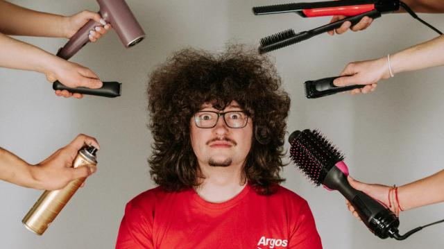 开云-爱游戏-蓄发哥：我没赚大钱，剪完头会向慈善机构捐赠头发