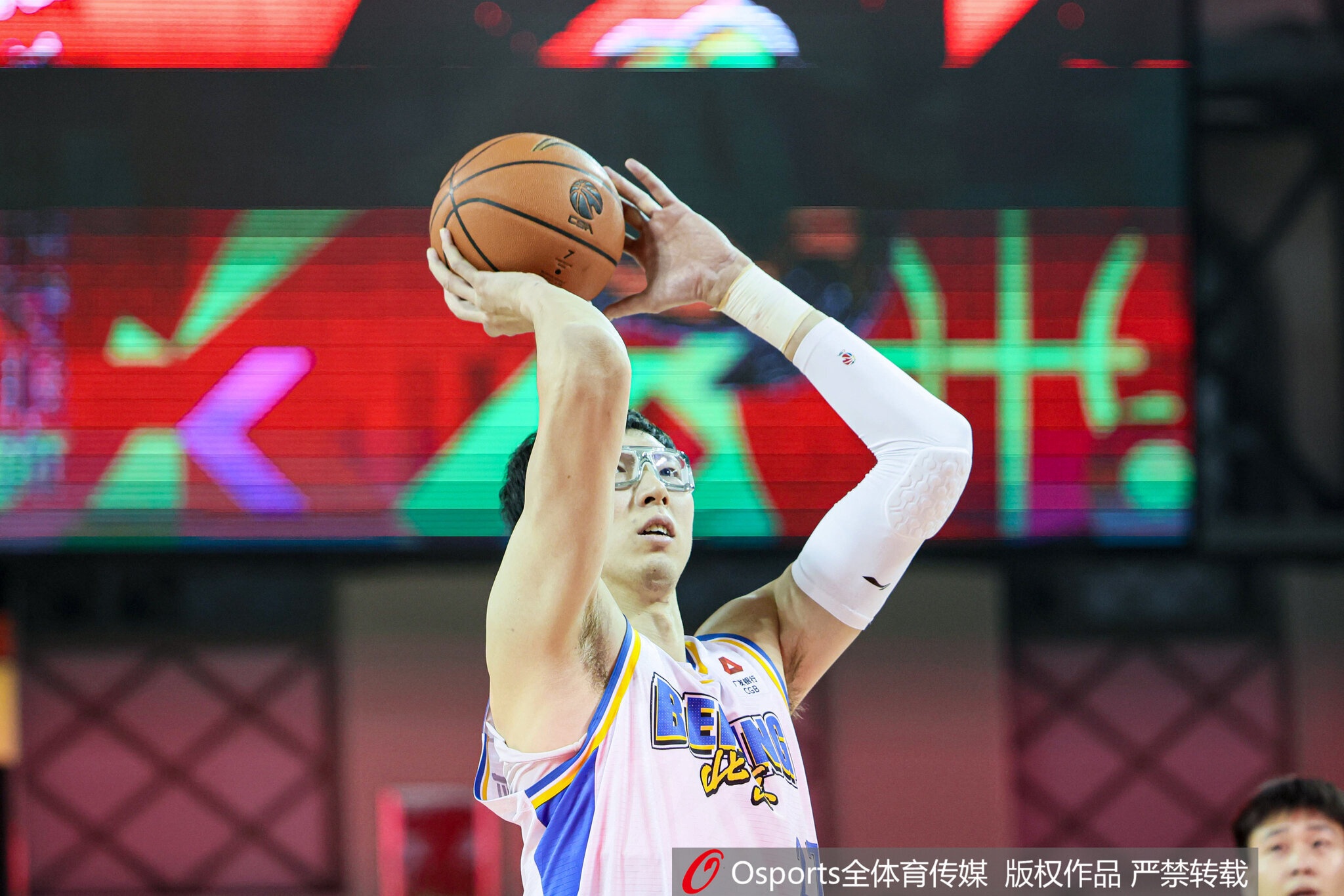 开云体育平台-罚球是老毛病!周琦半场不到12分钟拿6分4板2助1帽 罚球仅8中4