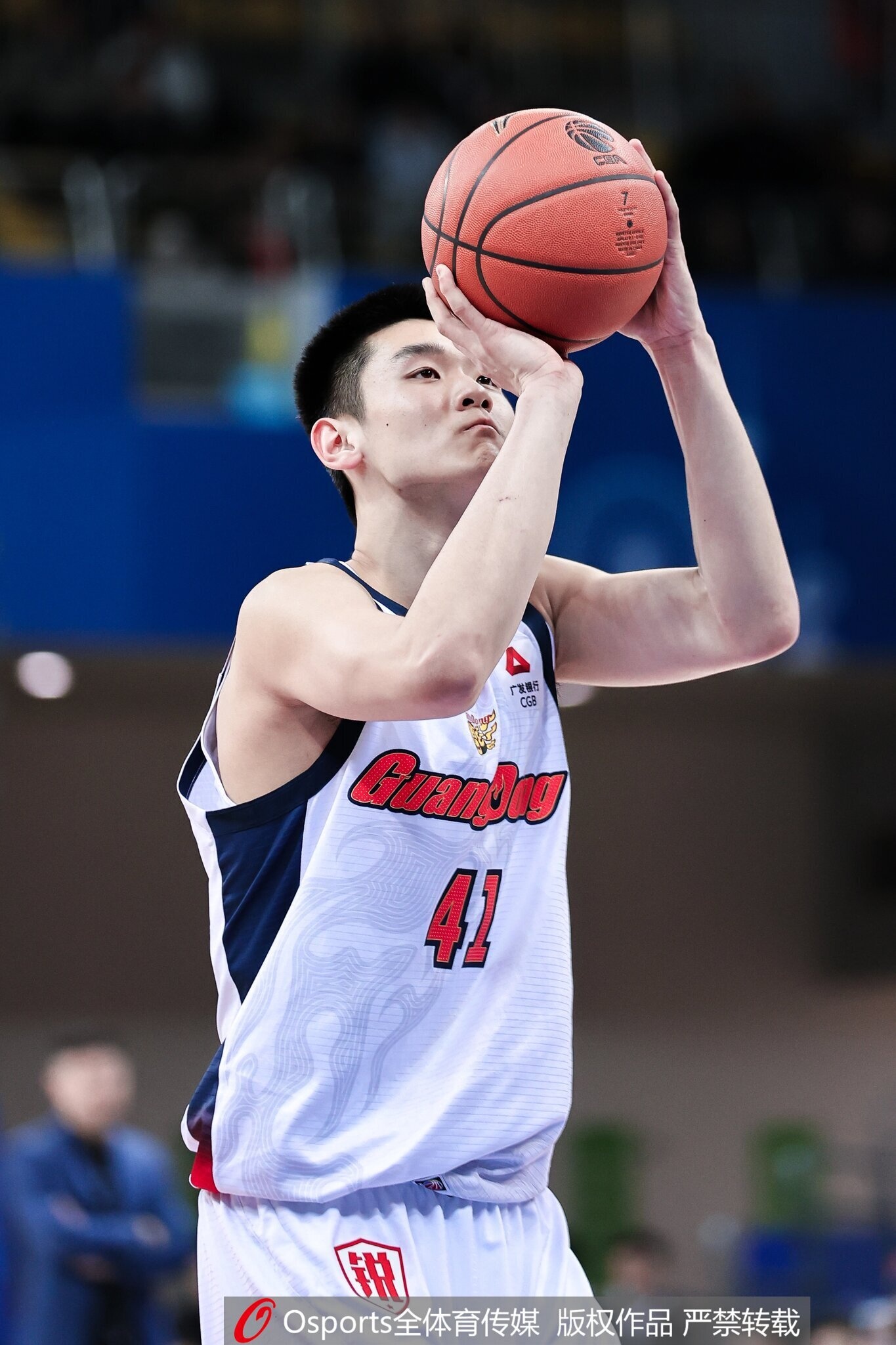 Kaiyun Sports-开云体育-媒体人:王洪泽用稚嫩肩膀扛起广东脆弱内线 他值得更多时间&机会